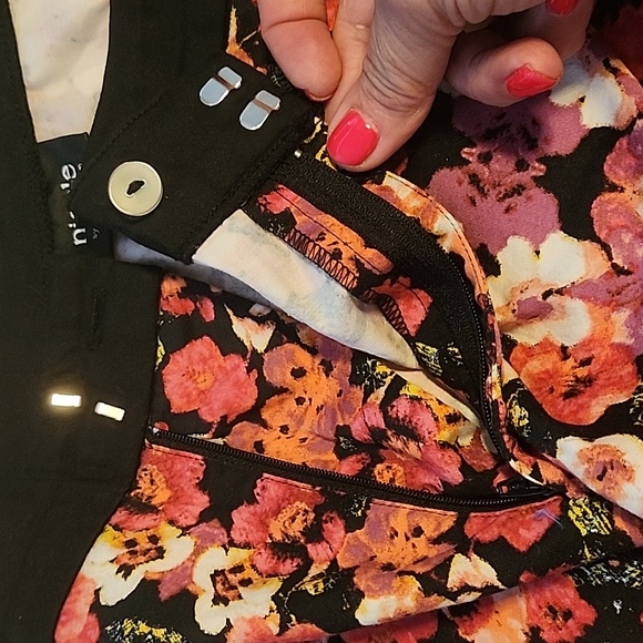 🌺 Nicole Miller Floral Shorts 🌺 - Picture 4 of 8